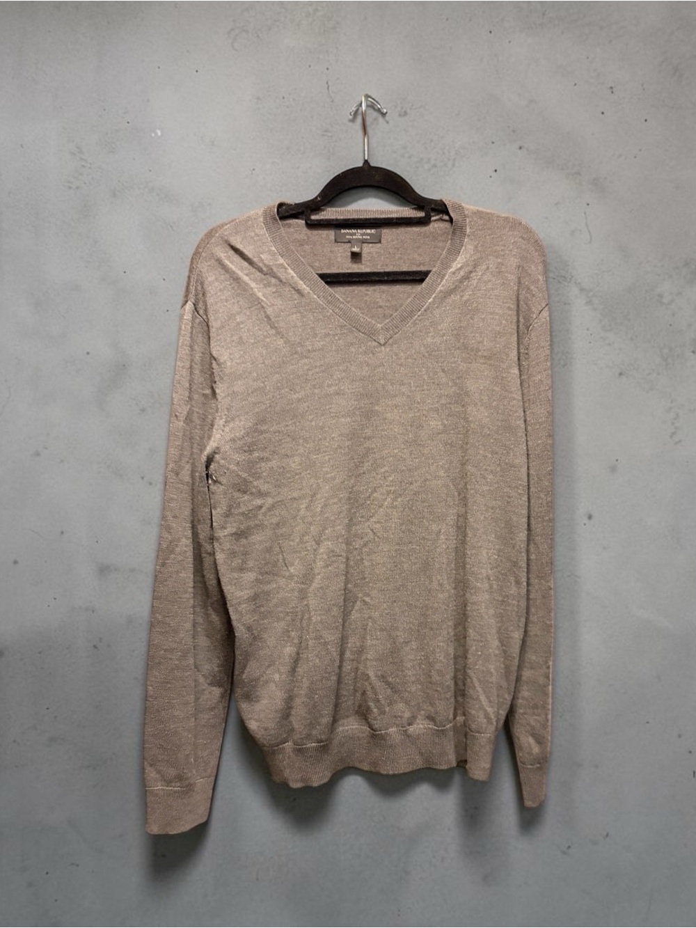 100% merino wool Banana Republic Men's V-Neck Sweater in Light Taupe